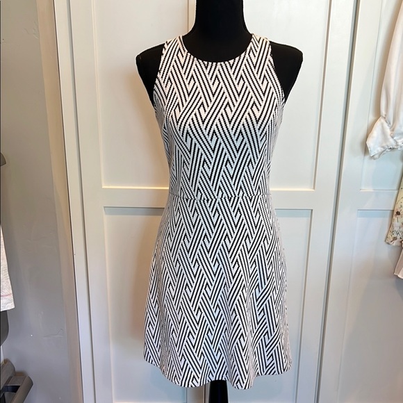 HOLLISTER Black and White Chevron Woven Mini Dress S - Picture 1 of 6